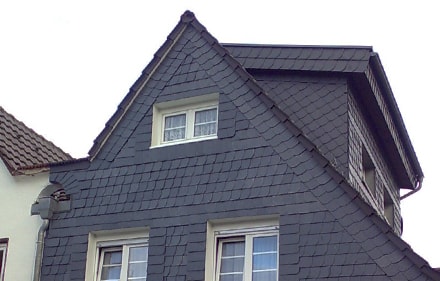 Schieferfassade an Haus mit Spitzdach